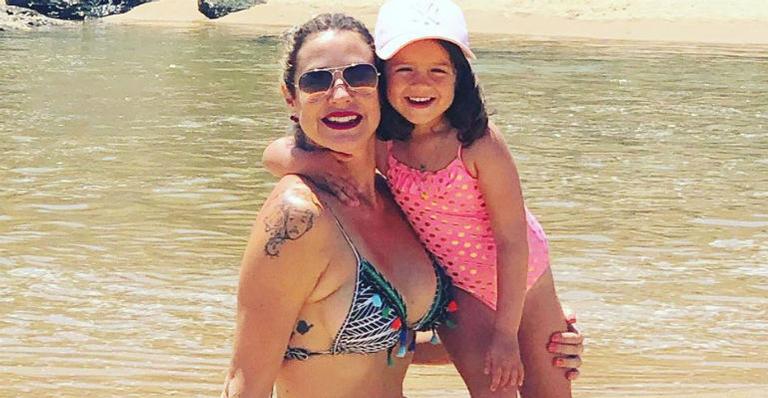 Luana Piovani flagra filha brincando de maquiagem com a avó