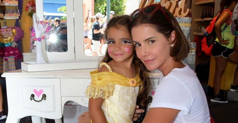 Deborah Secco encanta ao mostrar momento fofo de Maria Flor vestida de princesa na web