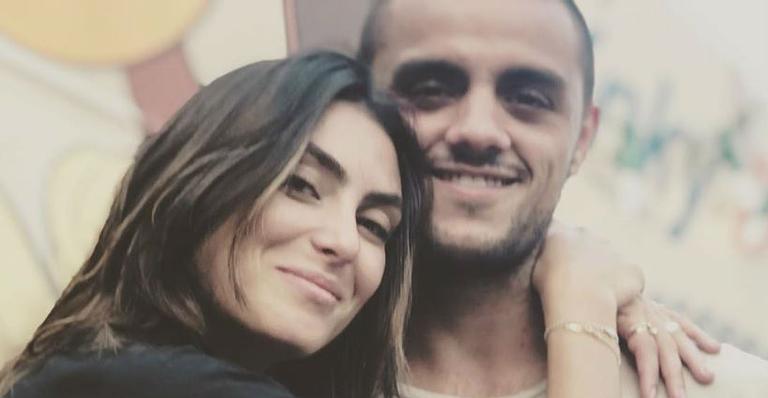 Felipe Simas recebe linda declaração da mulher: ”Eu amo ser casada com você”