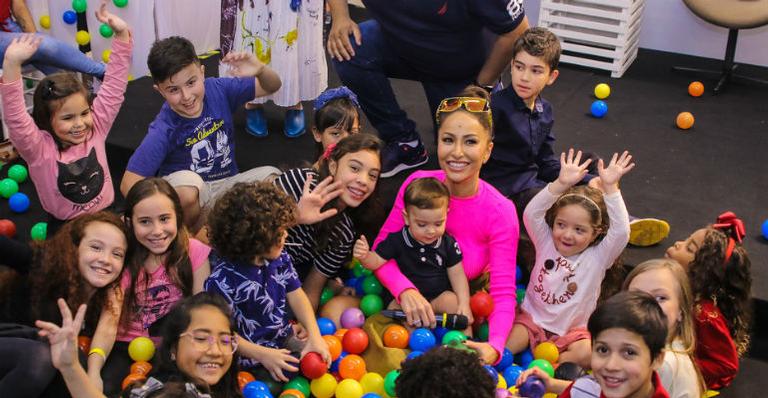 Sabrina Sato brinca com crianças em piscina de bolinhas
