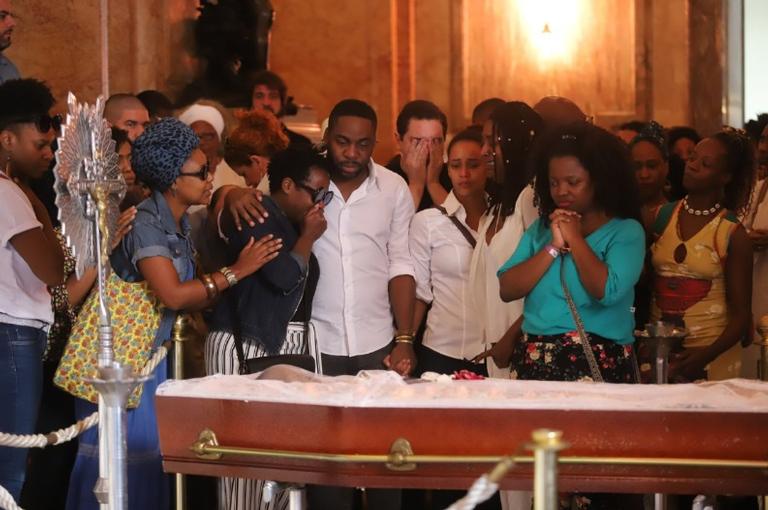 Taís Araújo e Lázaro Ramos choram no velório de Ruth de Souza