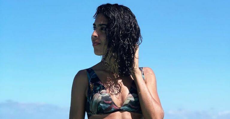 Bela Gil posa de biquíni e ostenta barriga sarada na Espanha