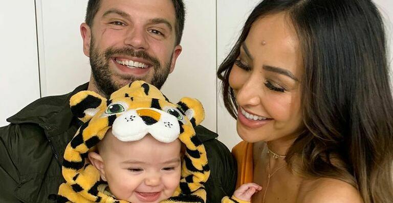 Zoe, filha de Sabrina Sato e Duda Nagle, esbanja fofura em clique com o pai