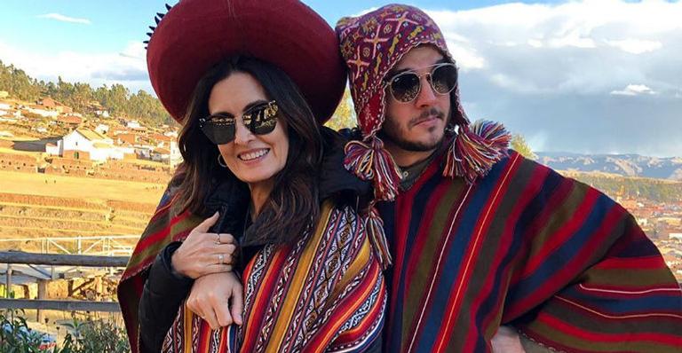 Vestidos a caráter, Fátima Bernardes e Túlio Gadêlha se divertem em viagem ao Peru