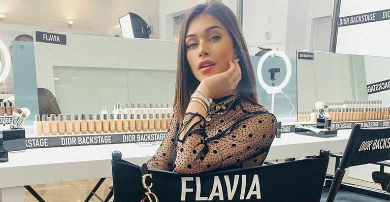 Mesmo após reclamação do pai, Flavia Pavanelli publica nova foto sensual de biquíni