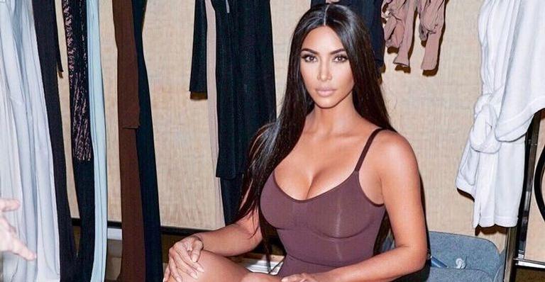 Kim Kardashian relembra clique ousadíssimo com irmã