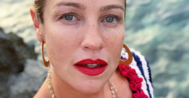 Luana Piovani posa agarradinha com Marcel Stürmer em Ibiza