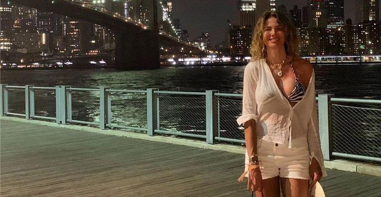 De biquíni, Luciana Gimenez anda de bicicleta em Nova Iorque