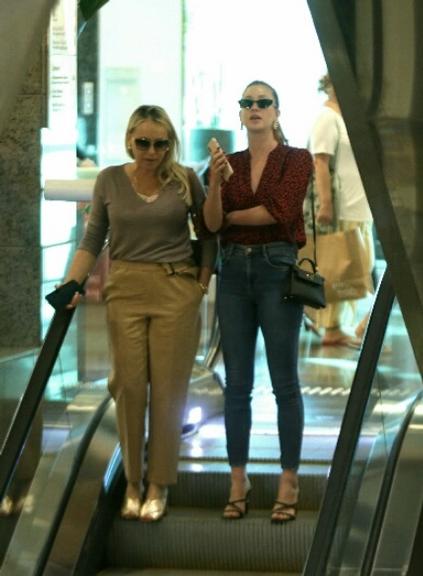 Marina Ruy Barbosa usa look lindo em almoço no shopping