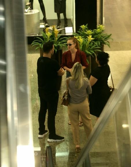 Marina Ruy Barbosa usa look lindo em almoço no shopping