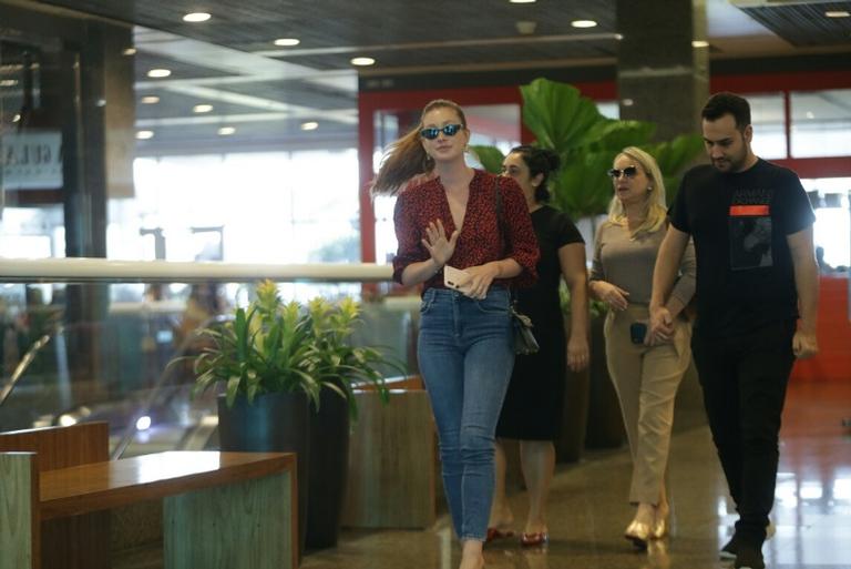 Marina Ruy Barbosa usa look lindo em almoço no shopping