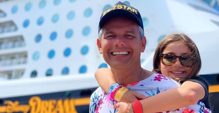 Em cruzeiro, Otaviano Costa encanta com clique ao lado da filha caçula
