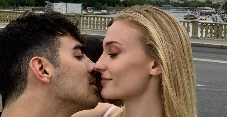 Joe Jonas e Sophie Turner fazem tatuagem em homenagem ao seu cachorro Waldo Picasso