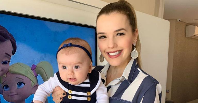 Thaeme diverte fãs ao falar sobre semelhança da filha e o marido: ”Só emprestei o útero”