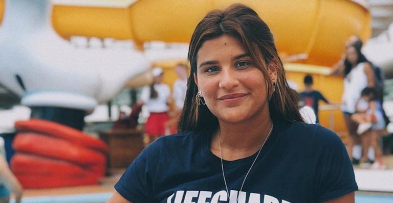 Giulia Costa ostenta ‘cor do pecado’ durante dia de sol nas Bahamas
