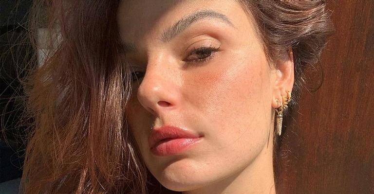 Esquentou! Isis Valverde tira a parte de cima do biquíni e empina o bumbum bronzeado
