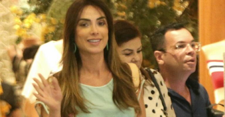 Após vencer reality, Nicole Bahls esbanja fortuna durante passeio em shopping