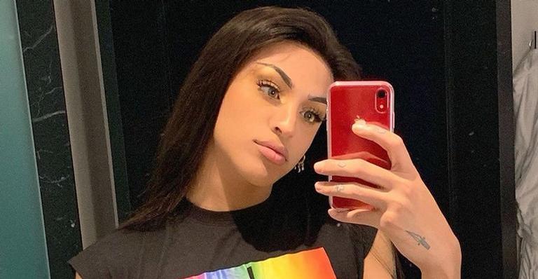 Pabllo Vittar toma sol com micro-calcinha e esbanja sex appeal