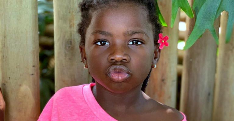 Madrinha de Titi mostra a sobrinha se divertindo com o irmão, Bless