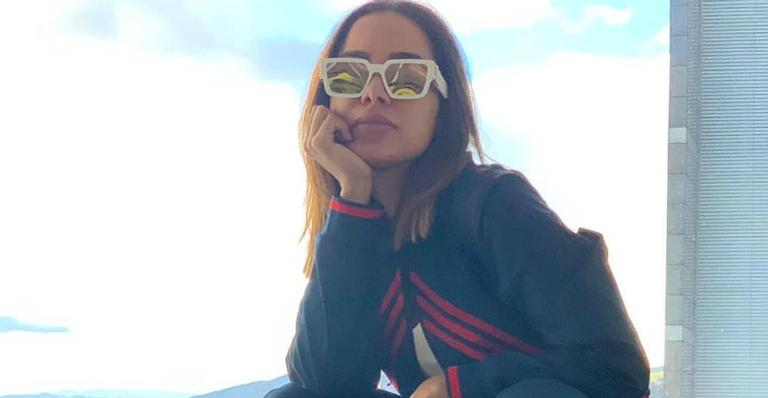 Anitta exibe pijama de grife no valor de quase R$ 8 mil