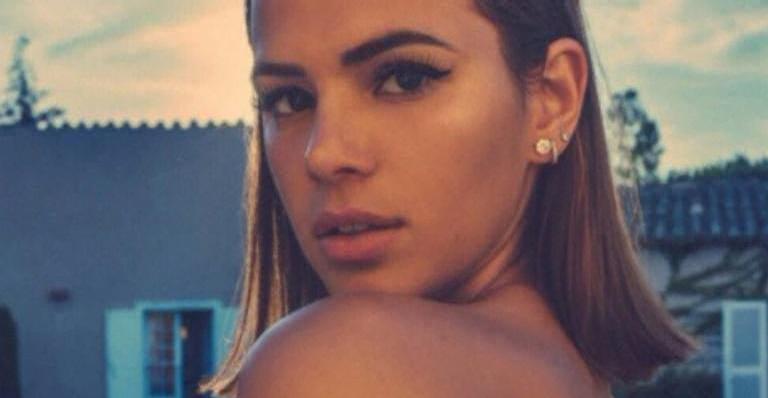 Bruna Marquezine rouba a cena ao surgir só de roupão no banheiro