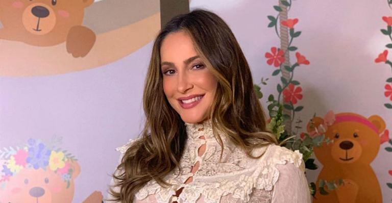 Claudia Leitte impressiona fãs com barriga mexendo