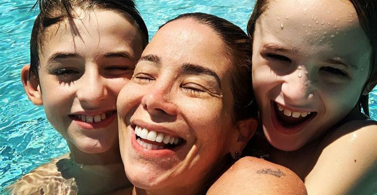 Danielle Winits encanta a web com cliques de seus filhos em Orlando