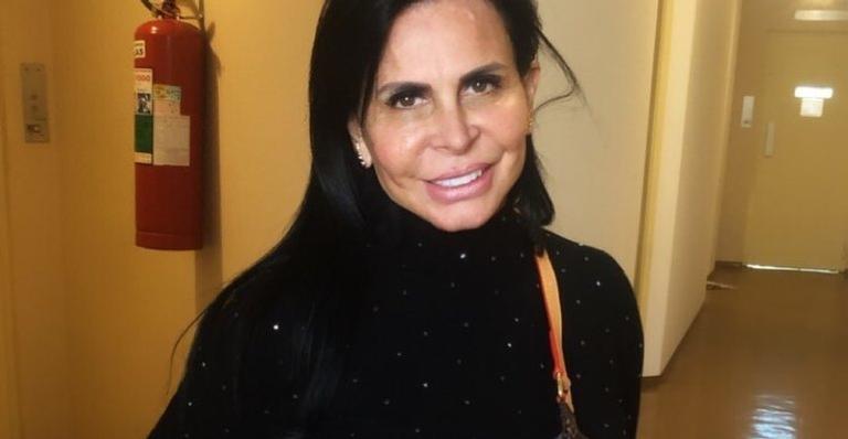 De vestido vermelho colado, Gretchen surge deslumbrante para aniversário do marido