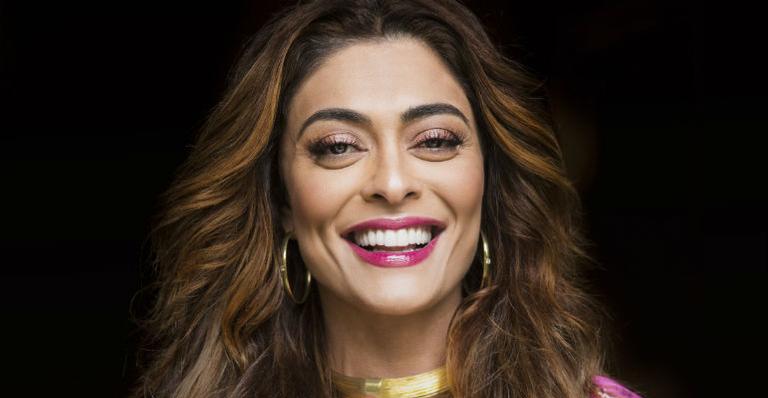 Juliana Paes impressiona com decote extravagante
