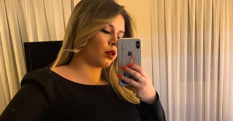 Grávida, Marília Mendonça exibe barriguinha com vestido justo e faz emocionante texto sobre ser mãe