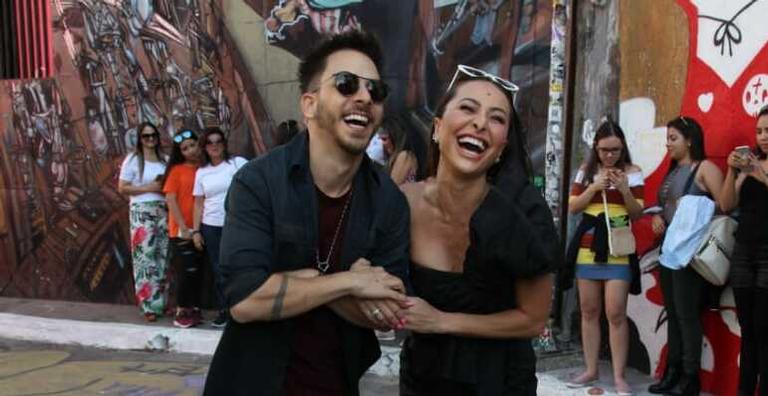 Sabrina Sato e Junior Lima gravam programa da apresentadora no Beco do Batman