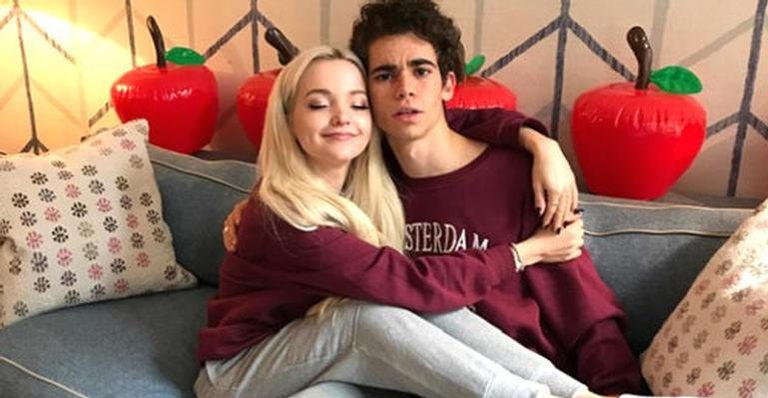 Atriz de Descendentes emociona fãs ao falar sobre morte de Cameron Boyce