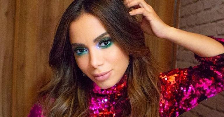 Anitta improvisa e solta a voz em restaurante na Itália e Pedro Scooby se derrete