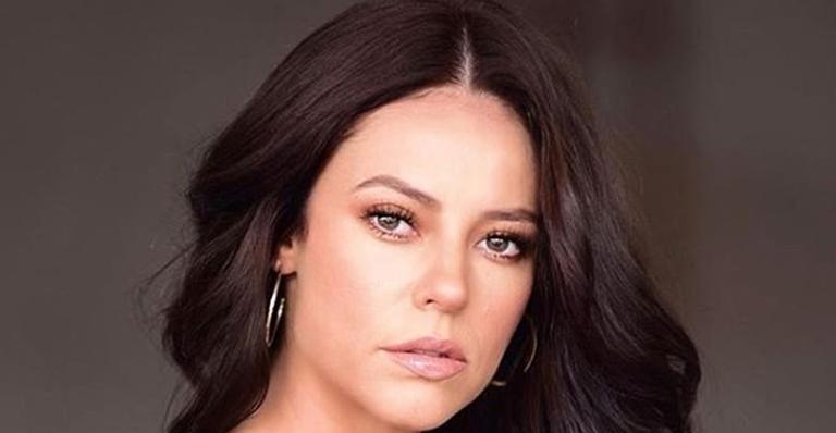 Sexy! Paolla Oliveira surge de calcinha vermelha e quebra a internet