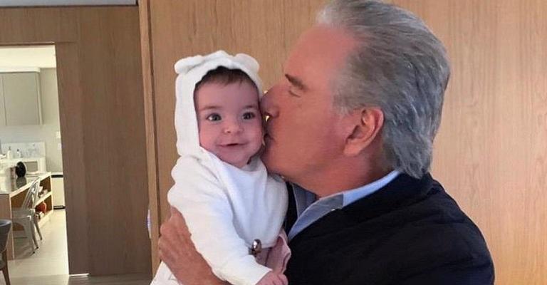 Roberto Justus faz visita as netinhas e encanta web com fofura