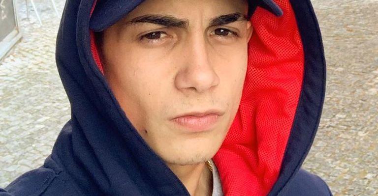 Polêmica! Jovem cantor publica vídeo onde aparece em ato sexual dentro de um carro e gera polêmica