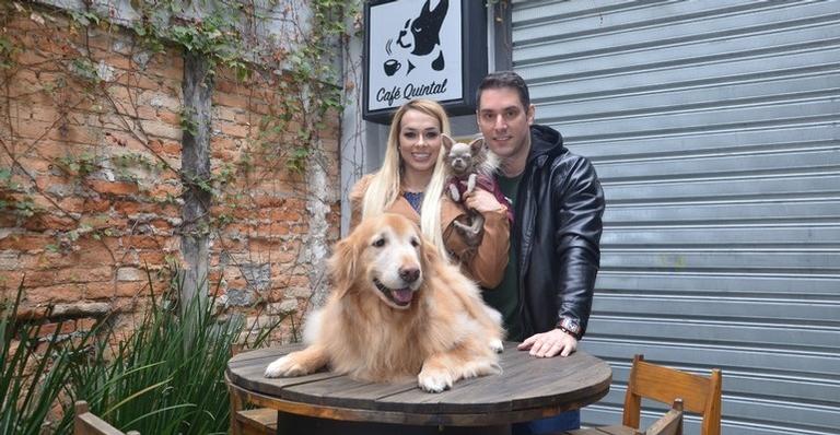 Rainha de bateria e fisiculturista, Renata Spallicci, faz festa de aniversário para seu pet