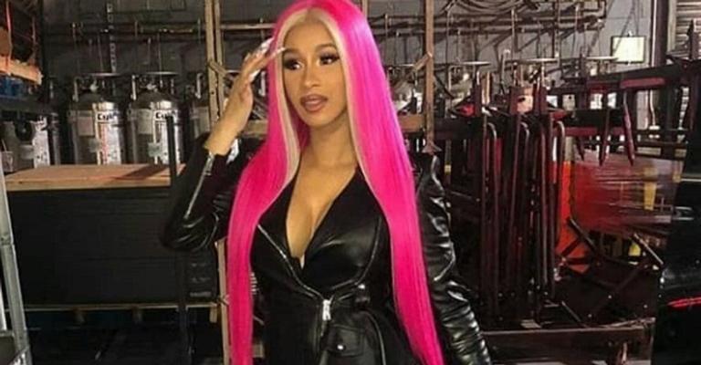 Rainha da ostentação, Cardi B exibe coleção milionária de carros: ”Meus bebês”