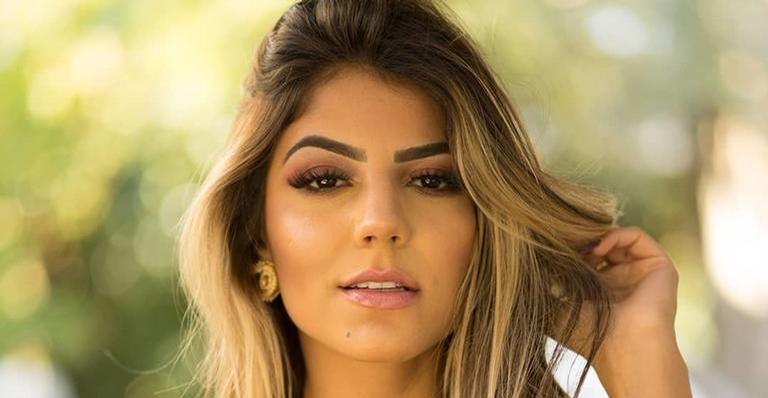 Com novo visual, ex-BBB Hariany abre a camisa e mostra sutiã em clique sexy