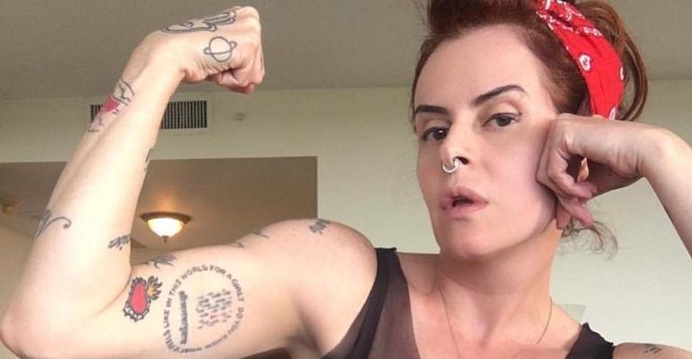 De topless, Fernanda Young é criticada por internauta e resposta afiada surpreende