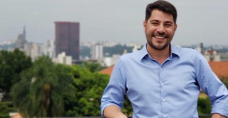 Fora da TV Globo, Evaristo Costa vende queijo e milho na praia