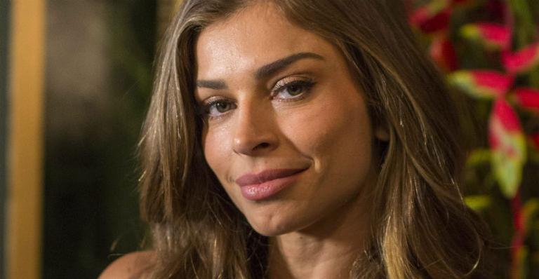 Grazi Massafera aproveita dia de sol na praia após ter gravação cancelada