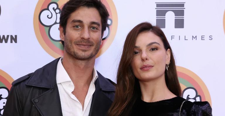 Isis Valverde troca beijos com o marido na première do filme ‘Simonal’