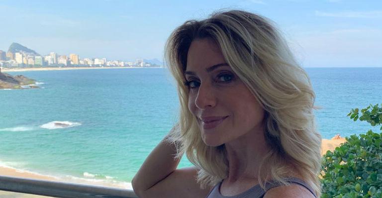 Letícia Spiller faz rara aparição com filha caçula em shopping no Rio de Janeiro
