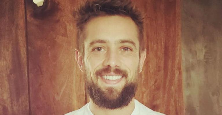 Rafael Cardoso impressiona fãs com novo visual