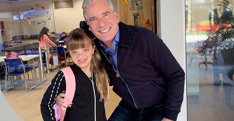 Roberto Justus leva filha para o primeiro dia de aula: ”Gratificante”