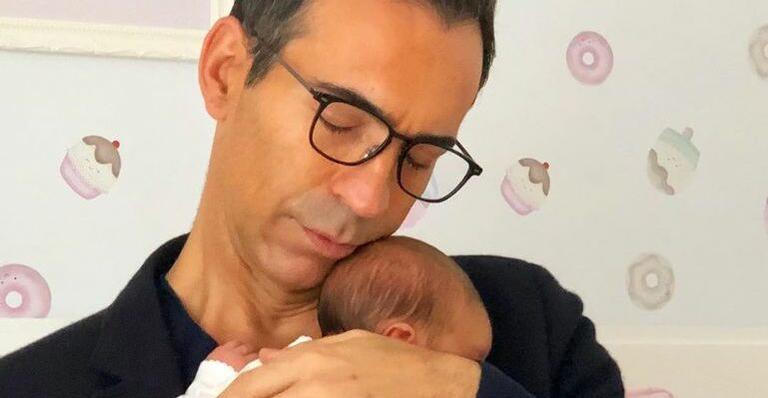 César Tralli encanta ao relembrar foto do nascimento de Manuella: ”Conexão imediata”