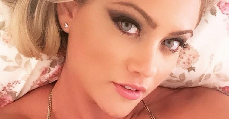 Ellen Rocche sensualiza no elevador e corpão rouba a cena