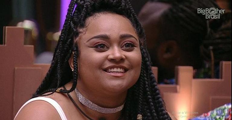 Ex-BBB Rízia surge de fio dental na piscina e bumbum gigante viraliza