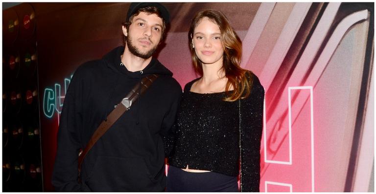 Grávidos, Laura Neiva e Chay Suede curtem noite de cinema